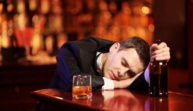 Studiu: Bărbații din România, cei mai mari consumatori de alcool din lume - beat-1535115748.jpg