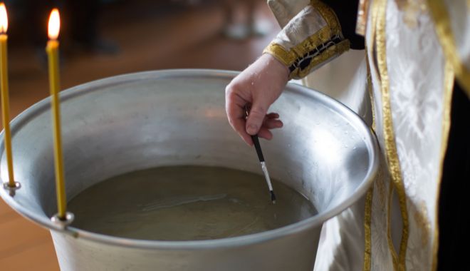 Cazul bebeluşului mort după botez: Arhiepiscopia Sucevei contestă raportul INML privind decesul violent - bebe-1674740272.jpg