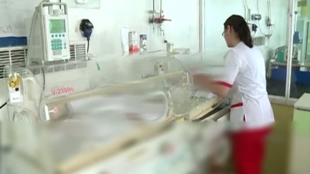 CLIPE DE GROAZĂ PENTRU PĂRINȚII UNUI BEBELUȘ. A murit la scurt timp după ce a mâncat - bebe11702700-1496126729.jpg