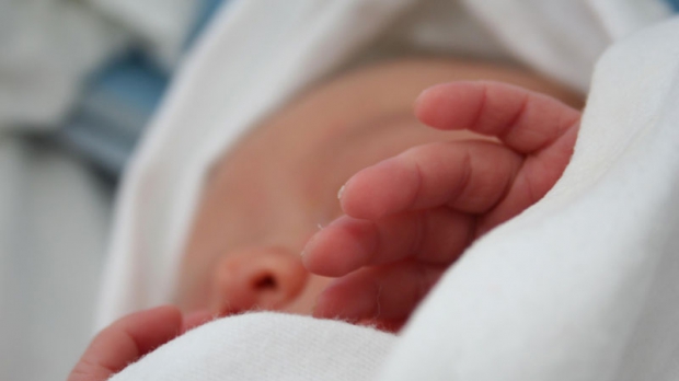 Și-a lovit copilul de un an cu pumnii în cap până a DECEDAT - bebe20771300-1369992741.jpg
