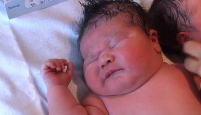 INEDIT LA CONSTANȚA / S-a născut un bebeluș de peste 5,5 kg / Galerie foto - bebe29646400-1342687499.jpg