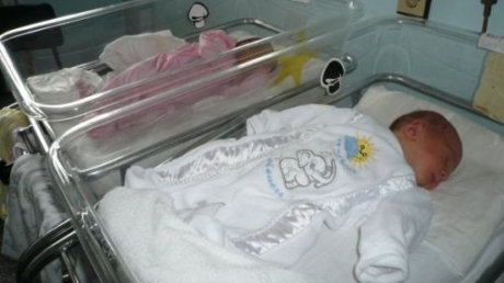 Un bebeluș a ajuns la spital, după ce a fost înfometat - bebe89630200-1317387646.jpg