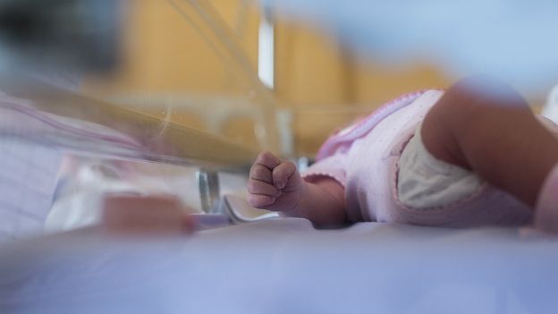 BEBELUȘ CU RUJEOLĂ,  MORT DUPĂ CE MAMA SA A REFUZAT INTERNAREA - bebeenhospital-1474452713.jpg