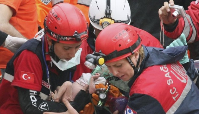 Miracol în Turcia: Un bebeluș de două săptămâni, salvat de sub dărâmături - bebelus-1319550557.jpg