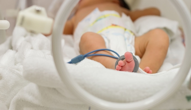 CAZ ALARMANT ÎN SPITAL. BEBELUȘ, SCĂPAT PE JOS, DUPĂ CE O ASISTENTĂ A ADORMIT CU EL ÎN BRAȚE - bebelus-1489824060.jpg