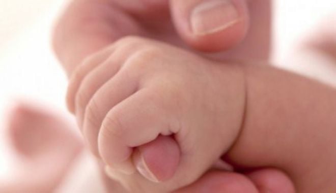 O mamă minoră a fugit cu bebelușul bolnav de Covid-19 din spital - bebelus-1632054609.jpg