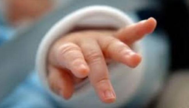 Un bebeluș de 1 an nu a fost primit la un centru de testare pentru că își dădea masca jos - bebelus-1643910116.jpg