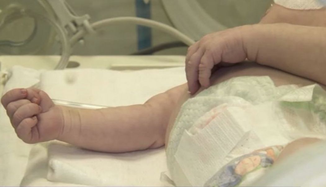 Bebeluș aruncat în WC, salvat de paramedici în ultimul moment. Mama lui a crezut că murise - bebelus-aruncat-wc-1742370995.jpg