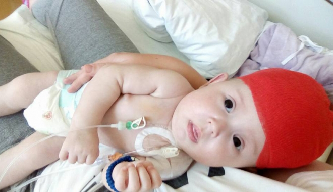 O mamă luptă pentru viața copilului ei. Bebelușul de numai trei luni a suportat deja trei intervenții chirurgicale - bebelusbolnav12-1478880797.jpg