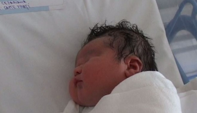 INEDIT LA CONSTANȚA / S-a născut un bebeluș de peste 5,5 kg / Galerie foto - bebelusgigantcta14951100-1342687515.jpg