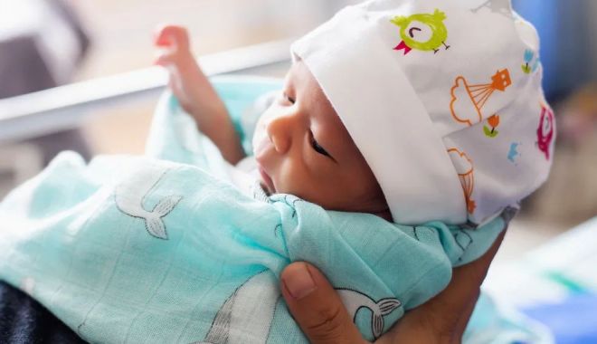 Anchetă la spital, după ce doi nou-născuţi au fost daţi altor familii la externare