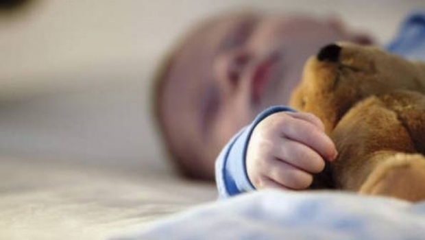 Un copil de numai un an, dus de urgență la spital, după ce a fost opărit la creșă de o îngrijitoare - bebelusmort620x33697161600-1549969840.jpg