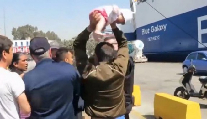 Video. Gest disperat! Un imigrant a vrut să-și arunce bebelușul în polițiști - bebelusrefugiatigrecia50292800-1460032915.jpg