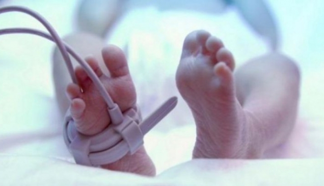Bebeluș găsit lângă o pubelă, înfășurat într-o pungă - bebelussindrim24551800-1462825731.jpg