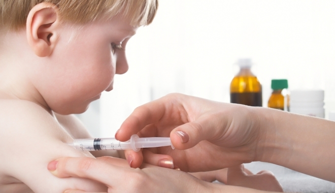 Părinții care REFUZĂ să-și vaccineze copiii riscă AMENZI care pot ajunge la 10.000 de lei - bebelusvaccin-1501321543.jpg