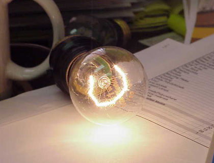 Mai multe cartiere din Constanța, fără curent electric - bec-1339537382.jpg