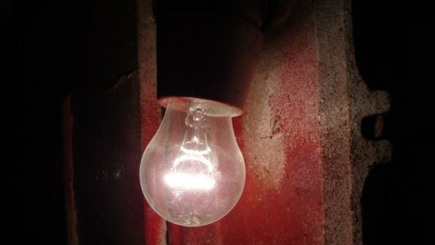 ENEL. Localitatea Gălbiori din județ, fără curent electric, astăzi - bec-1440662420.jpg