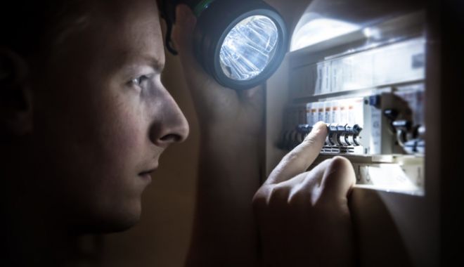 Mai multe cartiere din Constanța, fără curent electric - bec-1550000333.jpg