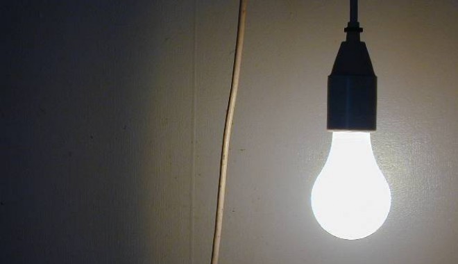 Atenție se oprește curentul electric - bec1323101455-1347910666.jpg