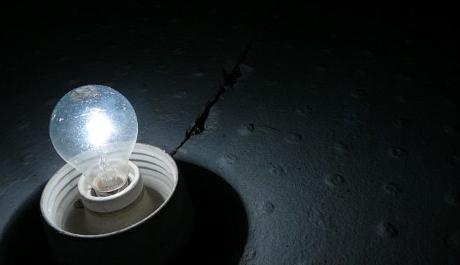 Atenție, se oprește curentul electric! - bec5-1377060010.jpg
