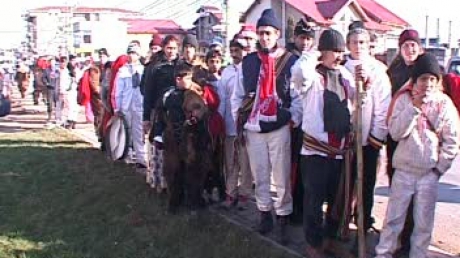 Sute de oameni s-au călcat în picioare pentru banii lui Gigi Becali  VIDEO - becali41870000-1324731963.jpg