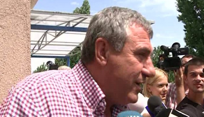 Gigi Becali, vizitat la Penitenciarul Rahova de către verii săi - becali547056400-1369234458.jpg