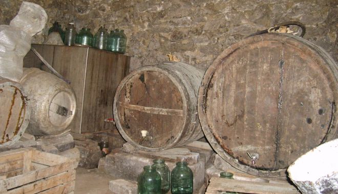 Tragedii de sezon. O femeie a murit după ce s-a intoxicat într-un beci unde fermenta mustul