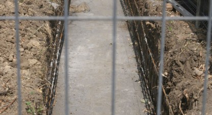 Proprietarul terenului de pe strada Mihai Viteazu toarnă fundația blocului peste țevile RAJA - bef15899517c2c5aff2ae3e1f9a4f894.jpg
