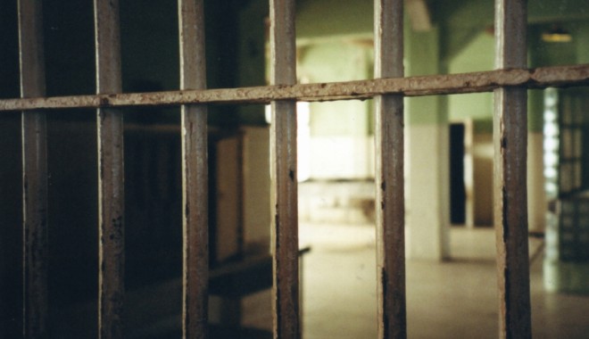 Un an de închisoare pentru că a jefuit un bătrân - behind20bars-1316527973.jpg