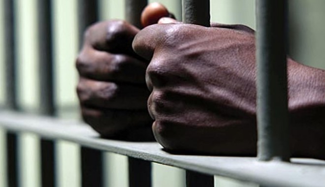 Agresorii polițistului din Cumpăna au ajuns după gratii - behindbars-1320221927.jpg