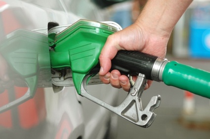 Benzinari: 7 lei pe litru, în 2012 - benzina-1317731204.jpg