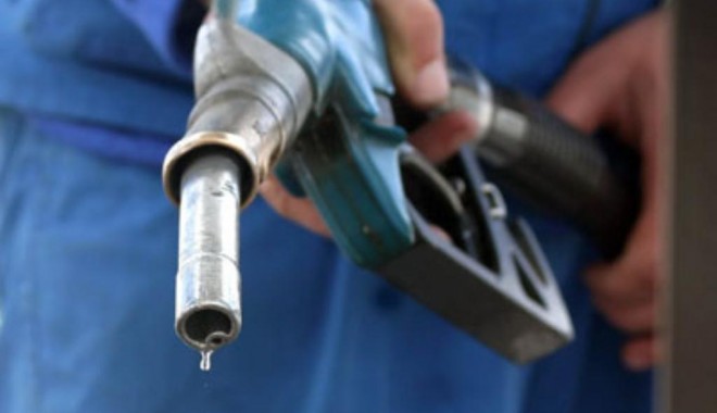 Rompetrol a redus prețul carburanților cu 4 bani/litru - benzina-1345101233.jpg