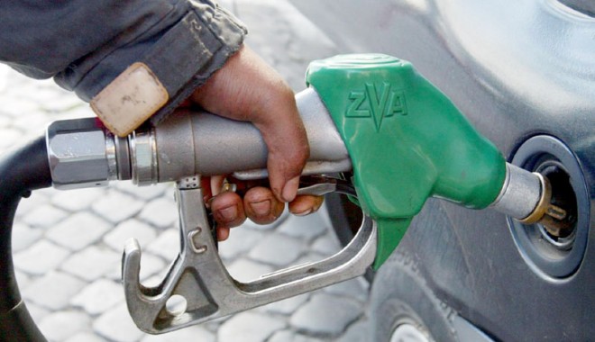Prețul benzinei  a trecut de 2 euro,  în Italia - benzina-1345725369.jpg