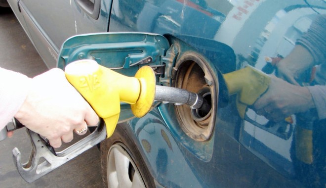Carburanți mai scumpi - benzina1351790063-1360655731.jpg
