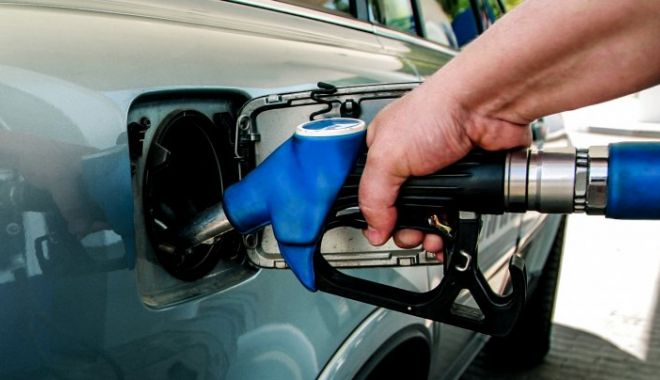 Gafă de pomină, la o benzinărie! Zeci de mașini în service, după ce angajaţii ar fi încurcat rezervoarele de carburanți