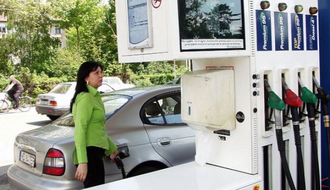 Cele mai mari preţuri la carburanţi din ultimele 3 luni, iar acestea vor tot creşte. Judeţul în care litrul de benzină e 7,14 lei - benzinariepetromfemeie-1690999207.jpg