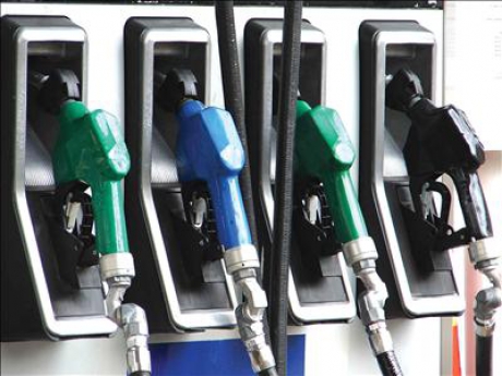 Benzina se ieftinește substanțial - benzinarii48083900-1319718504.jpg