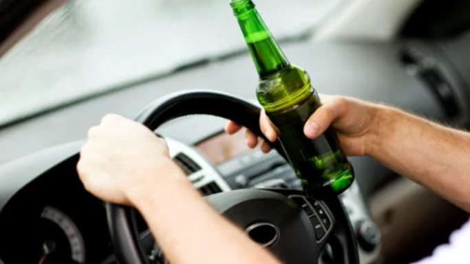 Instructor auto beat la volan. Mașina a ajuns în șanț înainte de lecție - bere-volan-1772527696.webp