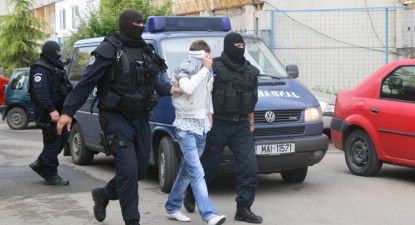 Proxeneți prinși când vindeau două minore - bfdbc30f191c77257fc190c480a56ca2.jpg
