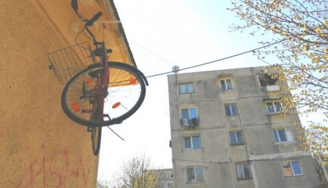 IMAGINEA ZILEI / De teama hoților, își urcă bicicleta la etajul IV, cu scripeți - bicicleta41068x80129026200-1555589158.jpg