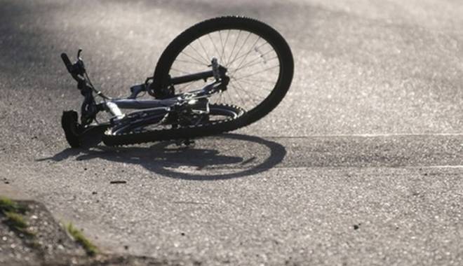 Biciclist lovit de mașină pe bulevardul I.C. Brătianu - biciclistlovitdemasina-1429200588.jpg
