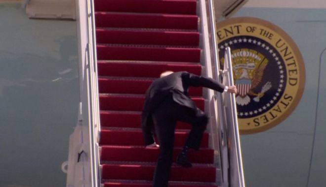 NEW YORK POST - VIDEO/Joe Biden a căzut pe scara avionului Air Force One după ce s-a împiedicat de trei ori - biden-1616184167.jpg