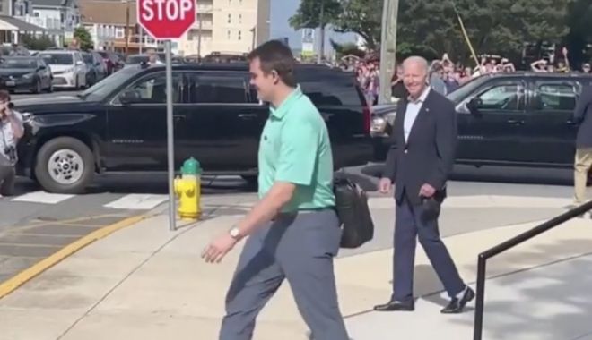 Președintele SUA, Joe Biden, a țopăit pentru jurnaliști ca să le arate că se simte bine, după ce a căzut de pe bicicletă