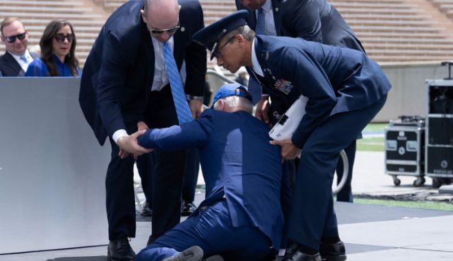 Reacția lui Donald Trump după ce Joe Biden a căzut pe scenă la o ceremonie oficială a Forțelor Aeriene