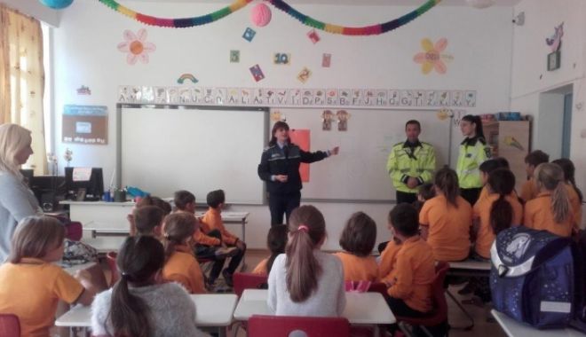 Tot mai multe activități preventive derulate de polițiștii constănțeni - big03102017prevvictimizariiminor-1705672660.jpg