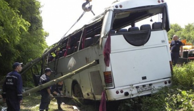 ACCIDENT teribil! Șase CĂLĂTORI au MURIT pe LOC! - big20293200-1364462782.jpg