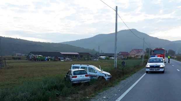 Accident grav. O ambulanță cu patru pacienți, lovită în plin de un autoturism - big7cb5b71780540013d1142b7e7f551-1536579658.jpg