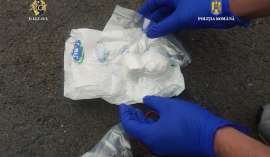 Video. Prins în flagrant de poliţiştii constănţeni, cu droguri de mare risc şi mii de euro! - bigbcco10062022-1654861175.jpg