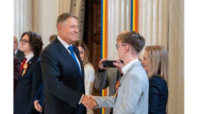În ajun de 1 Decembrie, Klaus Iohannis a decorat cercetători, profesori și instituții de învățământ - bigceremoniedecorarecivili30nov2-1701373602.jpg