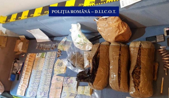 Percheziții de amploare! Doi urmăriți internațional, depistați de polițiști. Canabis ridicat! - bigfotodiicotpol-1565095951.jpg